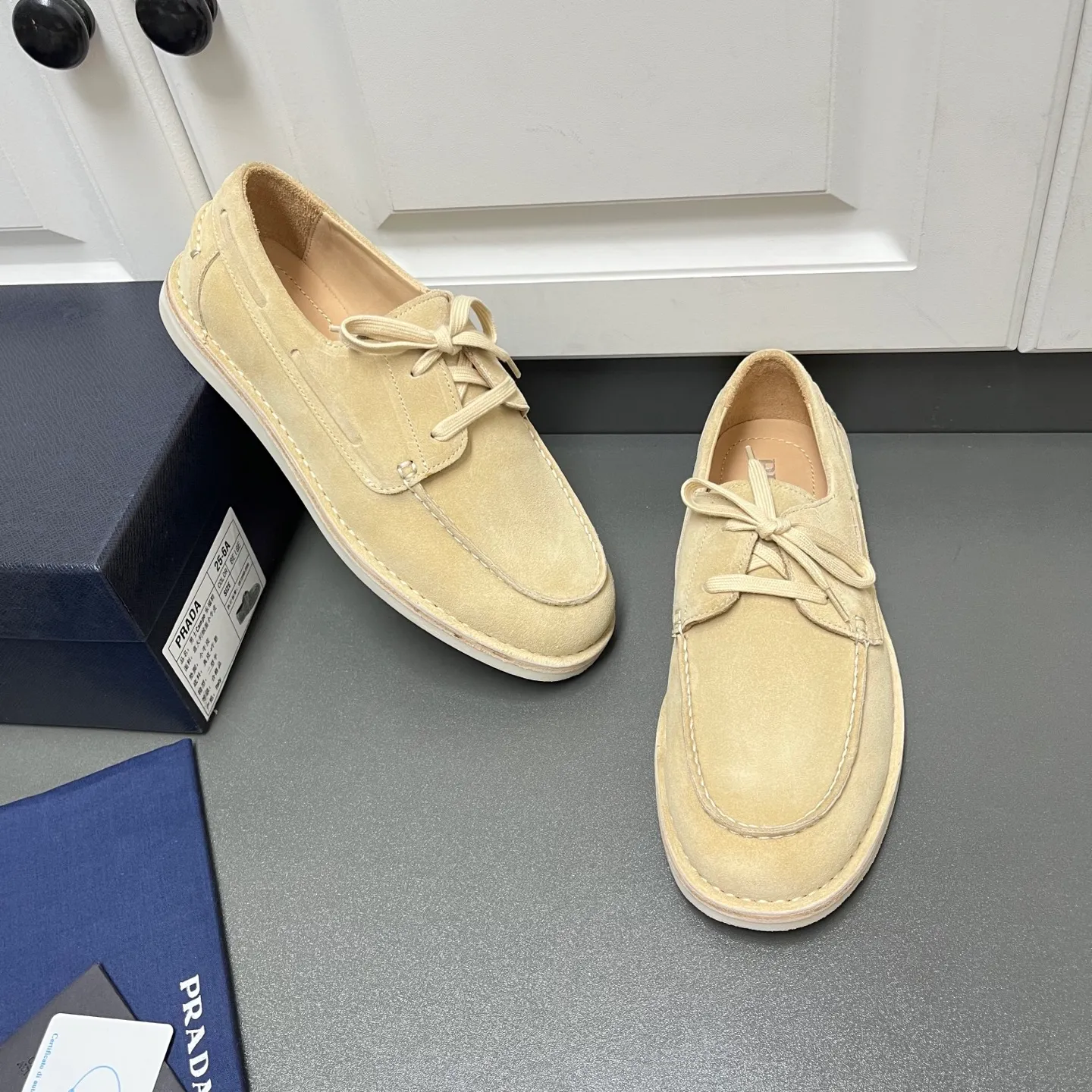 💰840 Prada men's new lace-up leather loafers. Made of flocked two-layer cow leather, these shoes combine classic design with handmade details, blending sophistication with casual comfort. Designed in a lace-up style, with open-stitched seams on the skirt, 1.5cm white rubber soles with leather welts, dyed calfskin lining, and silver-labeled cowhide feet, the style is simple and elegant. C leather shoe size: 39/40/41/42/43/44 khaki original box packaging + dust bag